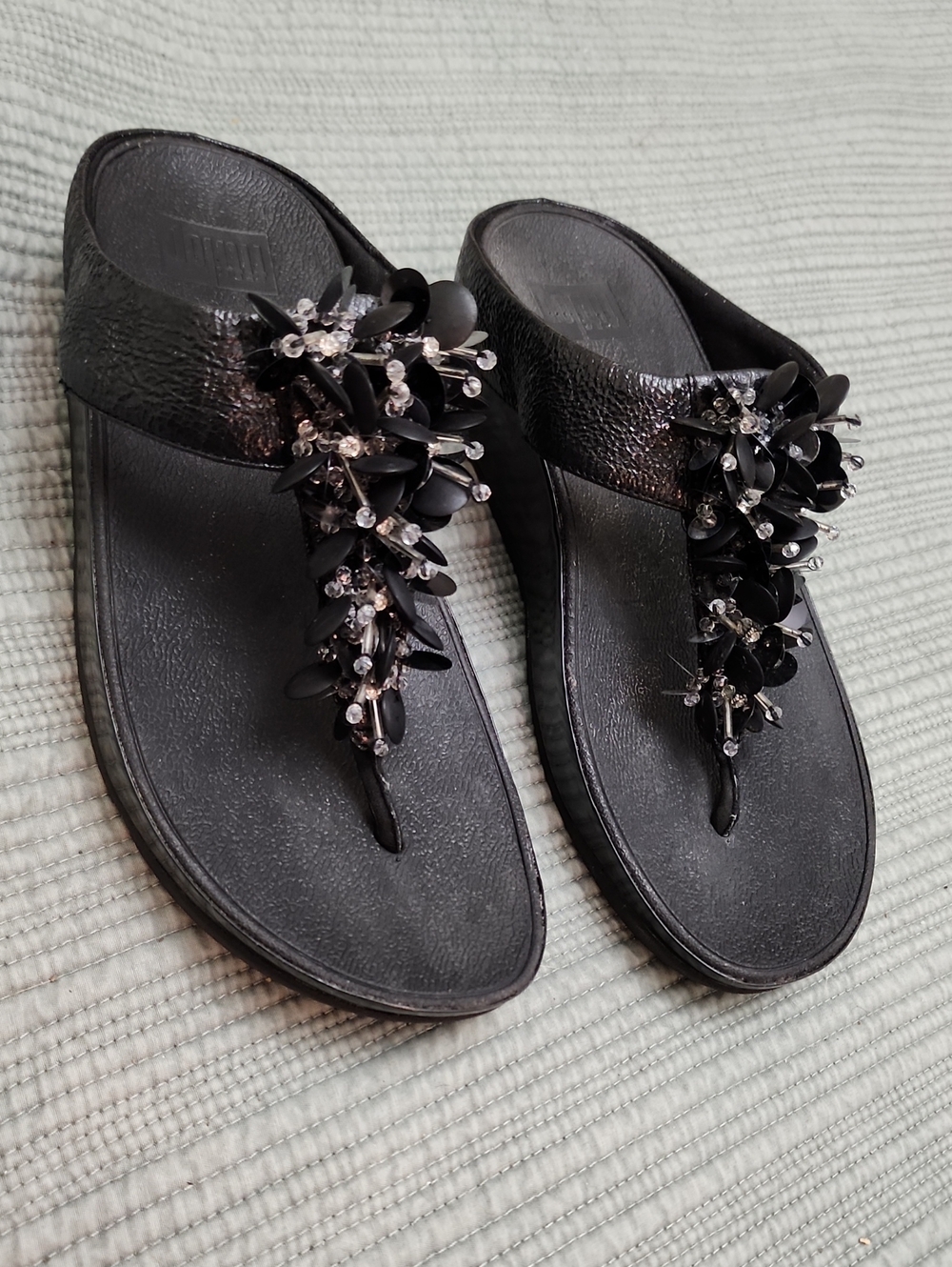 FitFlop Black Floral Rhinestone Thong Sandals Women’s 7 EU 38